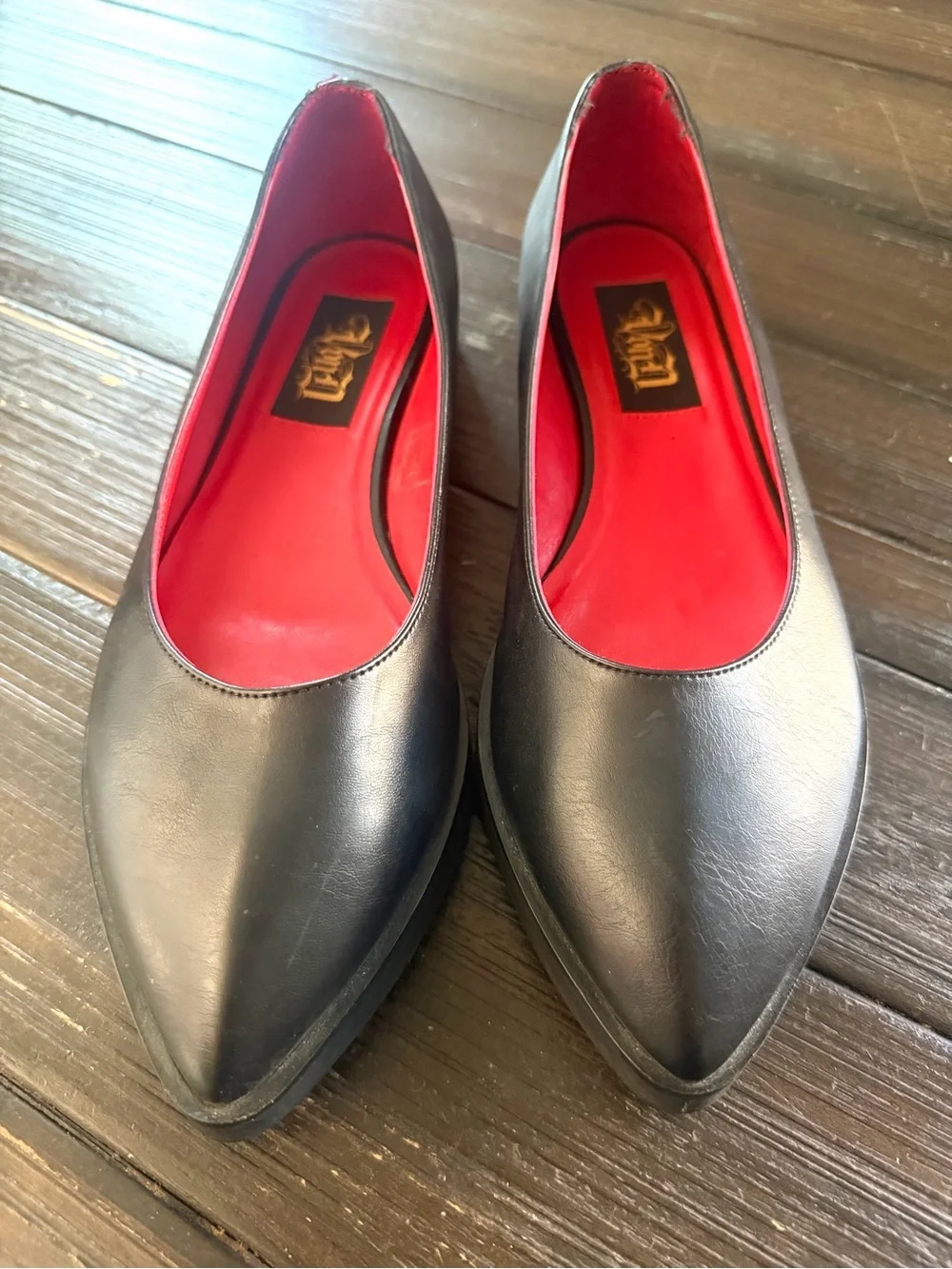 Women's Von-D Black Pointed-Toe Flats with Red Lining